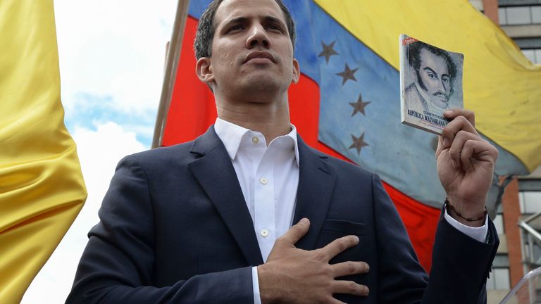 Juan Guaido se déclare président par intérim du pays. 