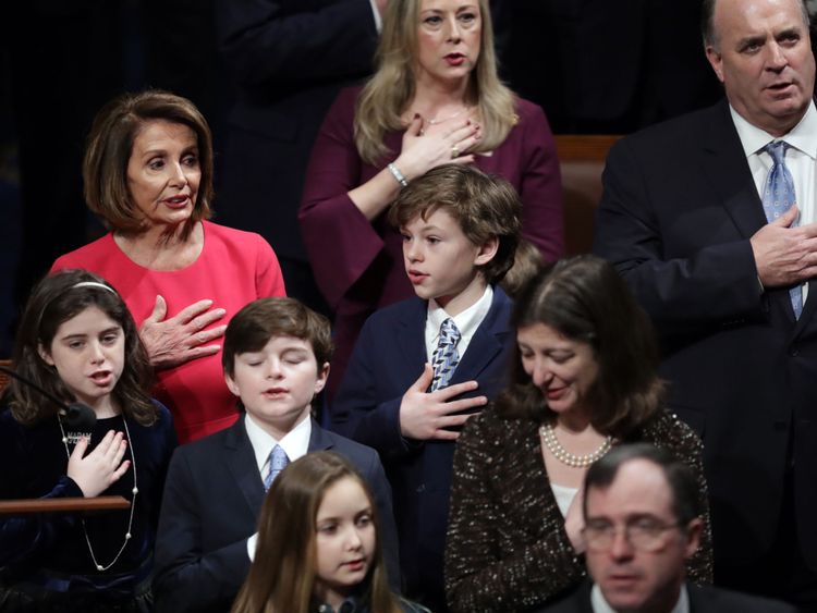 La présidente désignée, Nancy Pelosi (D-CA) (L) prête serment lors de la première session du 116ème Congrès