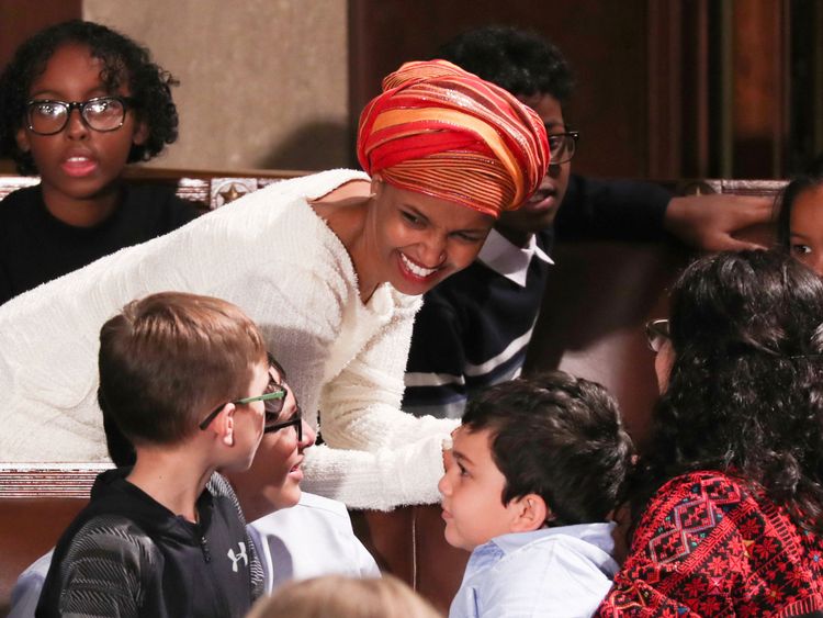 Le représentant élu des États-Unis, Ilhan Omar (D-MI) discute avec des enfants à la Chambre.
