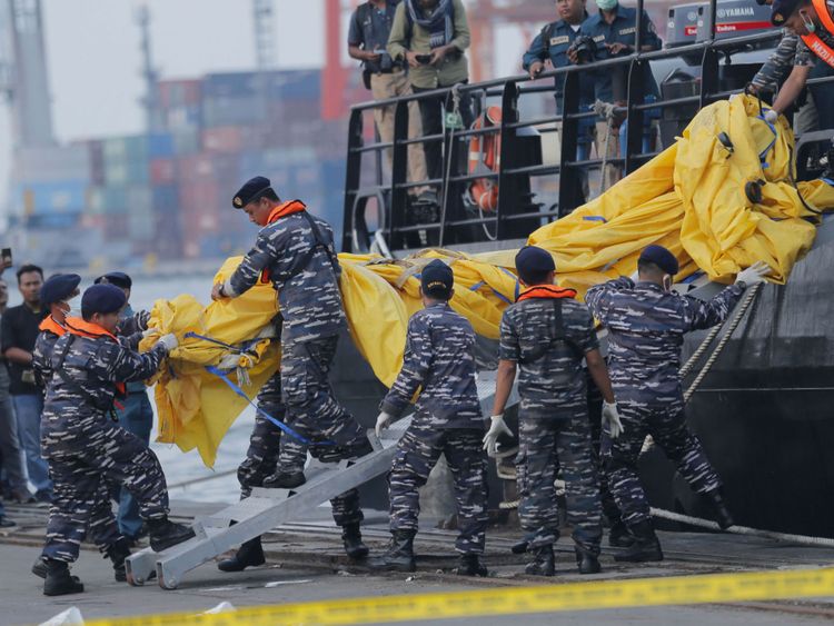Le personnel de la marine retire les pièces récupérées du jet Lion Air 