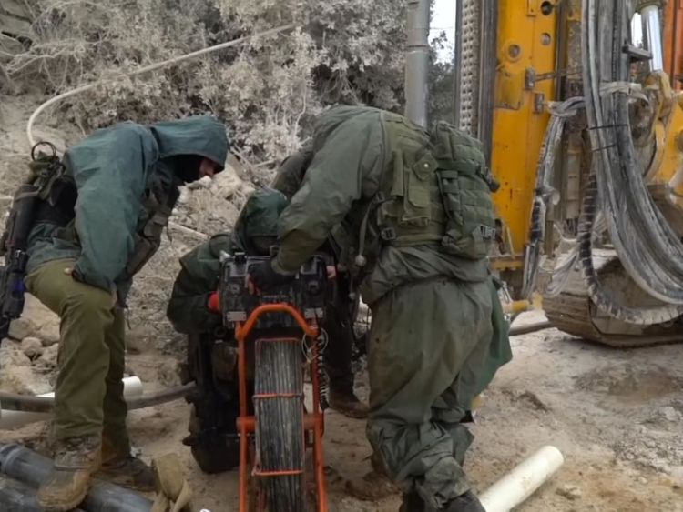 Travaux militaires sur l'opération Northern Shield pour trouver les tunnels