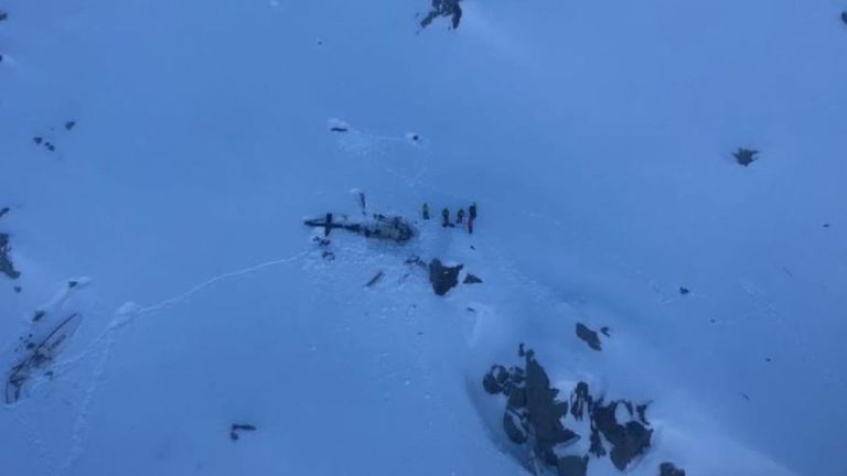Les services de secours ont tweeté cette photo aérienne du site de l'accident dans les Alpes italiennes. Pic: CNSAS / Twitter
