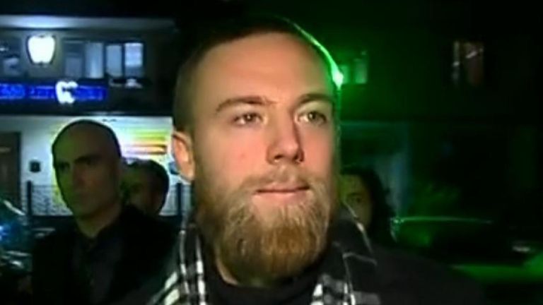 Jack Shepherd entre dans un poste de police en Géorgie