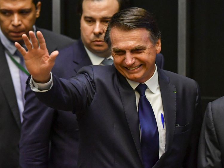 Jair Bolsonaro salue le Congrès avant d’être assermenté en tant que nouveau président du Brésil