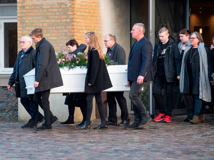 Famille et amis suivent le cercueil lors des funérailles de l'étudiante danoise Louisa Vesterager Jespersen à l'église de Fonnesbaek à Ikast, au Danemark, le 12 janvier 2019