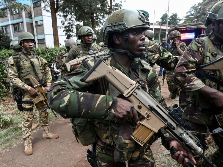 Des militaires kényans arrivent sur les lieux d'une explosion dans un complexe hôtelier de Nairobi le 15 janvier 2019