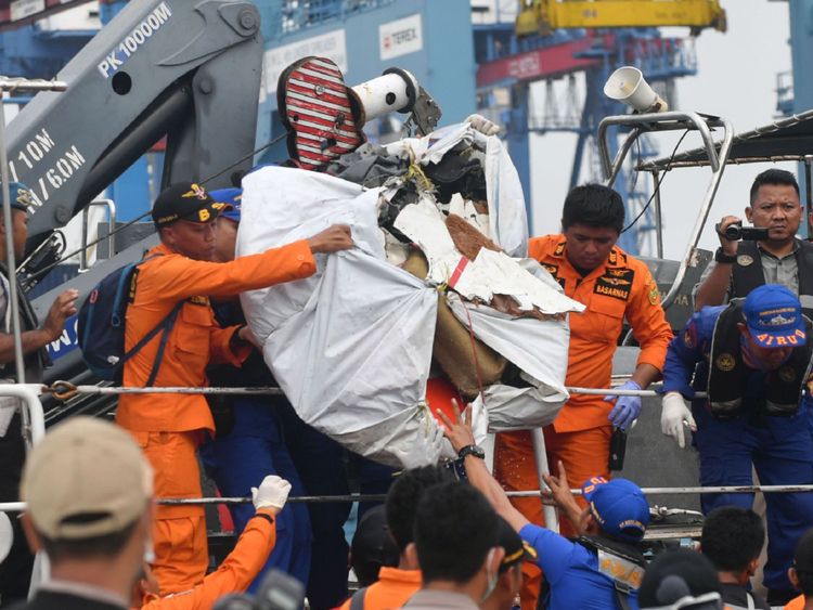 Débris du vol JT 610 du Lion Air dans un port du nord de Jakarta 