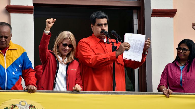 Maduro avec son épouse Cilia Flores, le vice-président Delcy Rodriguez et Diosdado Cabello s'adressent aux partisans