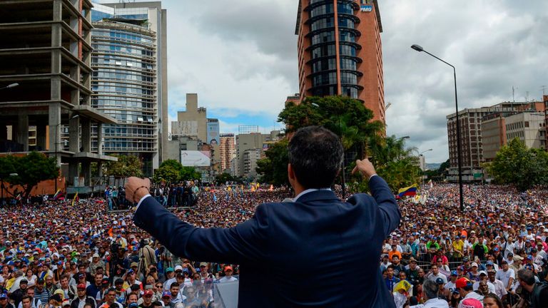 Juan Guaido s'adresse à la foule lors d'un rassemblement après s'être déclaré leader