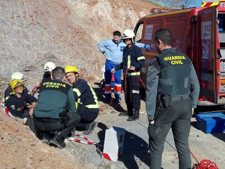 Plus de 100 secouristes participent aux efforts de recherche et de sauvetage. Pic: @sciab_es