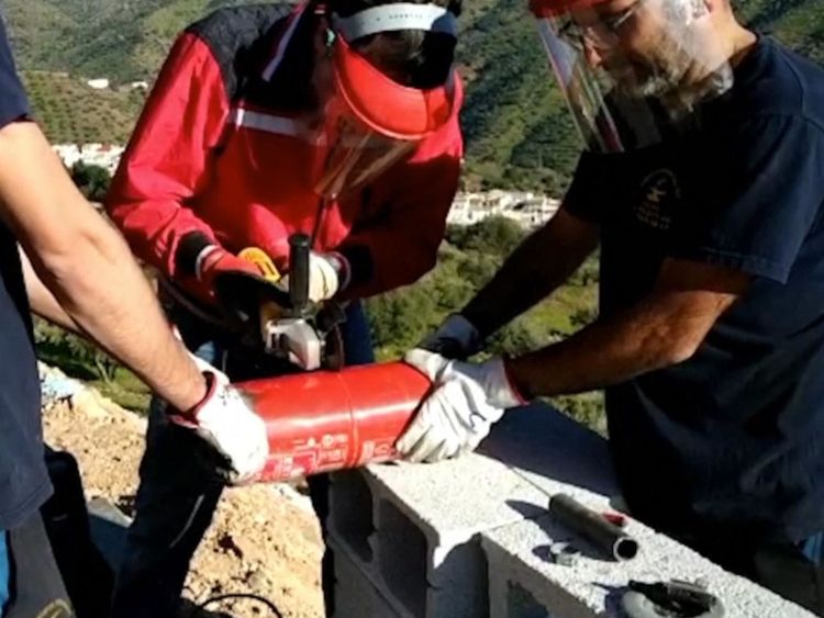 Les sauveteurs ont été incapables d'accéder au trou dans le sol et travaillent à creuser de nouveaux points d'accès