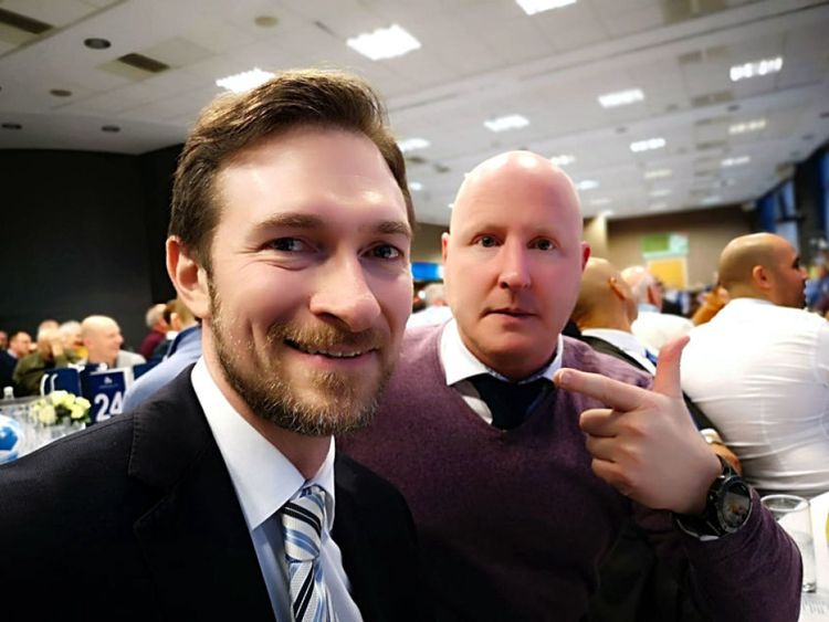 Sur la photo, Martin Warhurst qui a été confondu avec l'entraîneur de football Jan Siewert