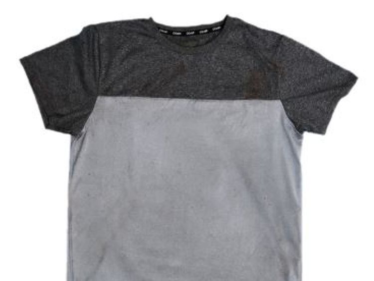 La police pense que ce t-shirt a été laissé par la personne responsable de son meurtre