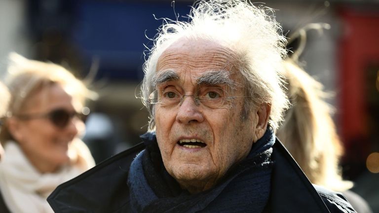 Le 14 mars 2017, le compositeur et pianiste français Michel Legrand arrive à l'église Saint-Pierre du Gros Caillou à Paris pour assister aux funérailles du journaliste français Pierre Bouteiller. Pierre Bouteiller est décédé le 10 mars 2017 à l'âge de 82 ans. / PHOTO AFP / ERIC FEFERBERG (Le crédit photo doit correspondre à ERIC FEFERBERG / AFP / Getty Images)
