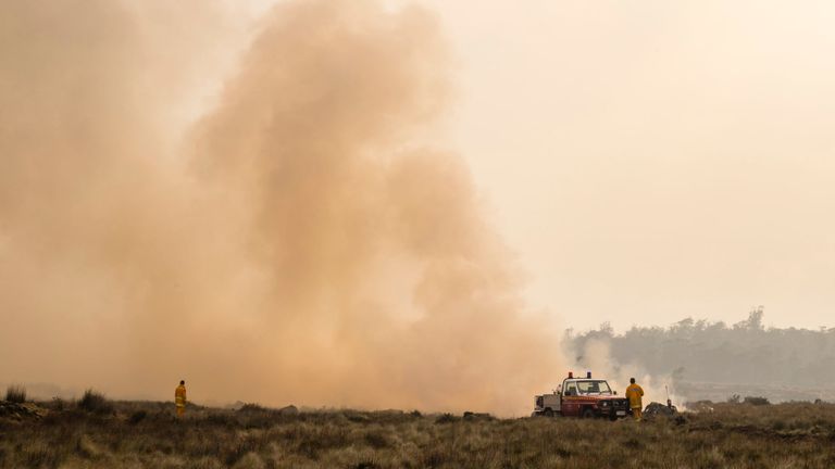Le service d'incendie de Tasmanie effectue des brûlures de dos et crée des coupe-feux en prévision des conditions météorologiques défavorables le 23 janvier 2019 à Miena, Australie