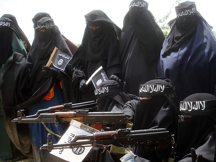 Des femmes somaliennes portent des armes lors d'une manifestation organisée par le groupe islamiste Al-Shabaab qui se bat contre le gouvernement somalien dans le quartier de Suqa Holaha à Mogadiscio, le 5 juillet 2010.