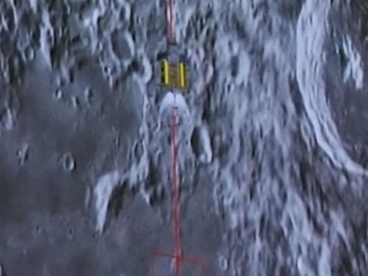 L'explorateur lunaire atterrissant sur la lune filmée depuis le satellite mère