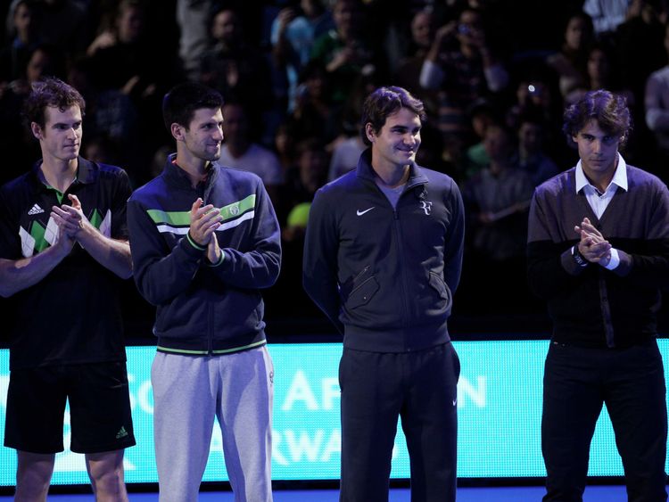 Andy Murray, de Grande-Bretagne, Novak Djokovic, de Sibérie, Roger Federer, de Suisse, et Rafael Nadal, d’Espagne, assistent à une cérémonie marquant le départ à la retraite de Carlos Moya lors de la finale de la tournée mondiale du Barclays ATP à la O2 Arena, le 21 novembre 2010 à Londres, Angleterre.