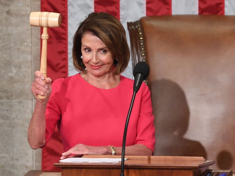 La nouvelle Présidente de la Chambre des représentants, Nancy Pelosi, D-CA, tient le marteau après son vote