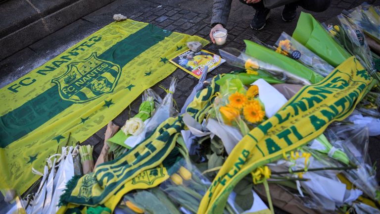 Les supporters du FC Nantes ont laissé des fleurs en dehors du club