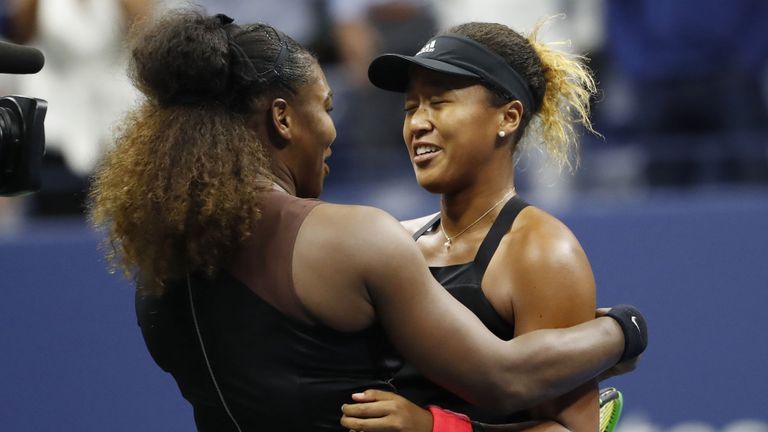 Naomi Osaka du Japon (R) embrasse Serena Williams des États-Unis (L) après leur match en finale contre la finale féminine, le treizième jour du tournoi de tennis américain 2018 Open 