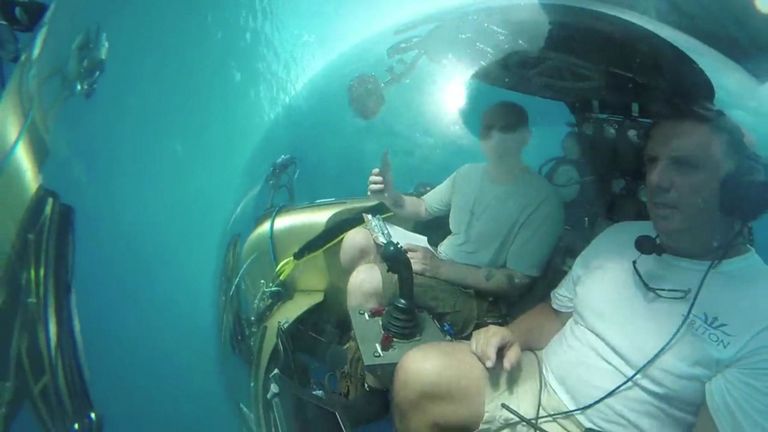 En collaboration avec des scientifiques de la mission de Nekton, Sky News utilisera de petits sous-marins pour descendre des jardins de coraux dans la "zone crépusculaire" faiblement éclairée et peu explorée, à une profondeur de 300 mètres.