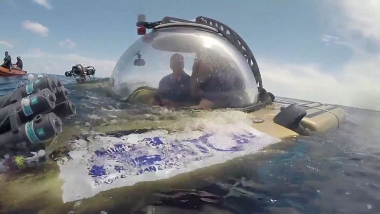 En collaboration avec des scientifiques de la mission de Nekton, Sky News utilisera de petits sous-marins pour descendre des jardins de coraux dans la "zone crépusculaire" faiblement éclairée et peu explorée, à une profondeur de 300 mètres.
