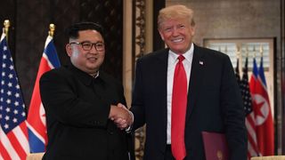 La dirigeante nord-coréenne Kim Jong-Un serre la main du président américain Donald Trump lors d'un sommet historique des deux pays. "Srcset =" https://e3.365dm.com/18/09/320x180/skynews-north-korea-donald -trump_4423969.jpg? 20180917101143 320w, https://e3.365dm.com/18/09/640x380/skynews-north-korea-donald-trump_4423969.jpg?20180917101143 640w, https://e3.365dm.com/ /09/736x414/skynews-north-korea-donald-trump_4423969.jpg?20180917101143 736w, https://e3.365dm.com/18/09/992x558/skynews-north-korea-donald-trump_4439629 , https://e3.365dm.com/18/09/1096x616/skynews-north-korea-donald-trump_4423969.jpg?20180917101143 1096w, https://e3.365dm.com/18/09/1600x900/skynews- Corée du Nord-Donaldald-Trump_4423969.jpg? 20180917101143 1600w, https://e3.365dm.com/18/09/1920x1080/skynews-north-korea-donald-trump_4423969.jpg?20180917101143 1920w, https: // e3. 365dm.com/18/09/2048x1152/skynews-north-korea-donald-trump_4423969.jpg?20180917101143 2048w "tailles =" (largeur minimale: 900px) 992px, 100vw