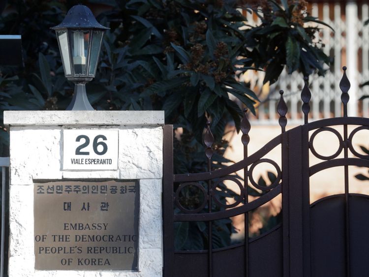Une entrée de l'ambassade nord-coréenne à Rome