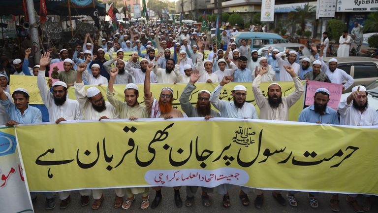 Des militants pakistanais du parti Jamiat-e-Ittihad ul Ulema (Israël) chantent des slogans lors d'une manifestation