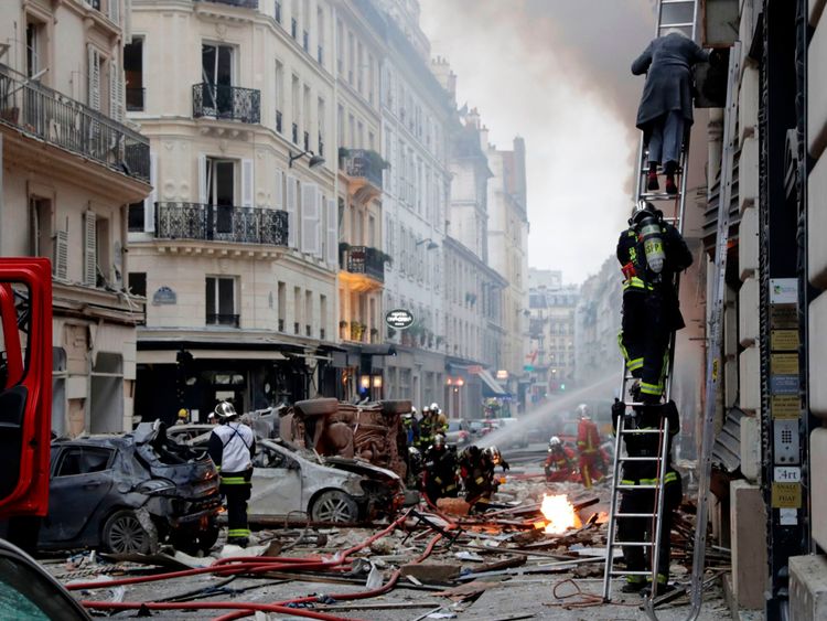 Une femme est évacuée d'un appartement par les pompiers après une explosion dans une boulangerie
