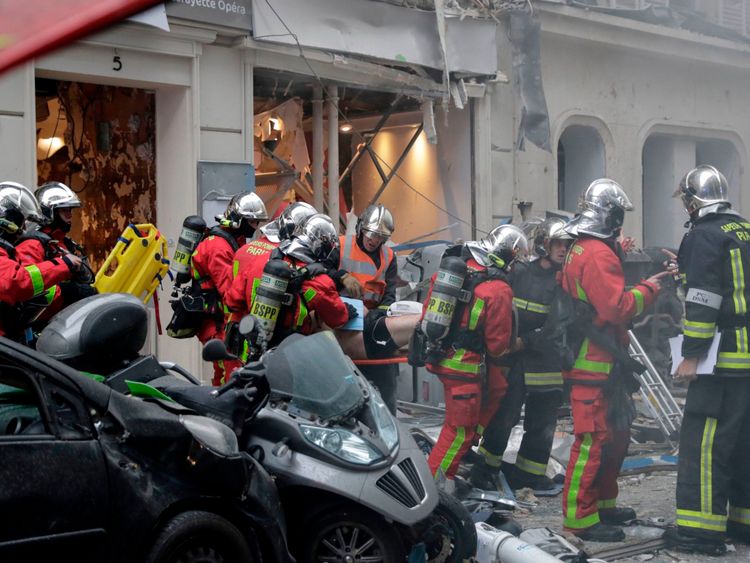 Un homme blessé est évacué sur une civière par des pompiers 