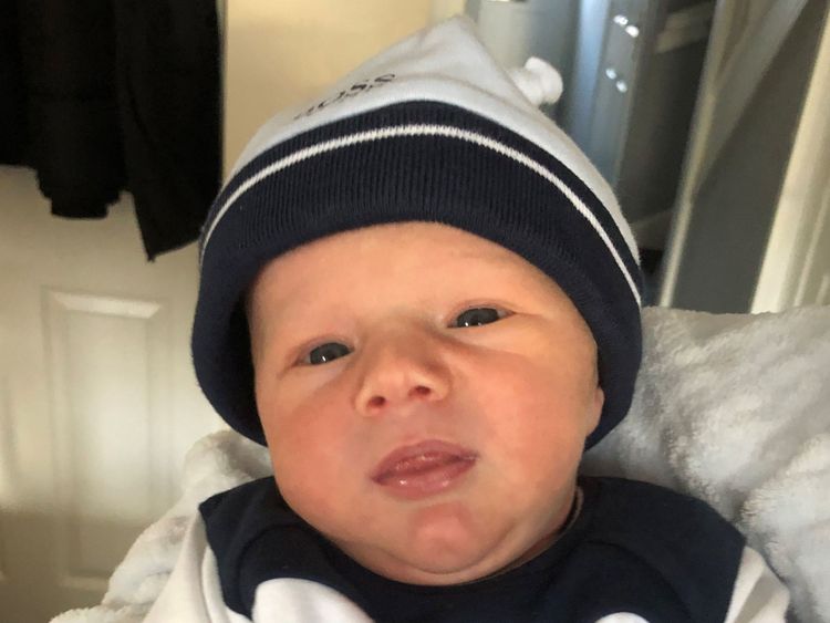 Ben a accidentellement goûté à la sauce piment fort juste quelques jours après sa naissance