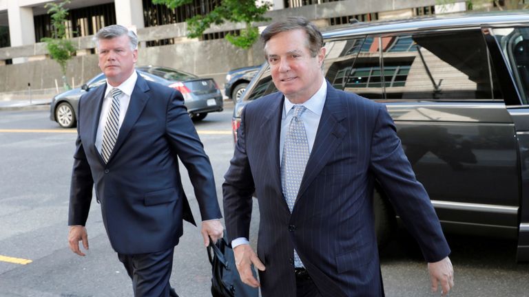 Paul Manafort arrive au tribunal 