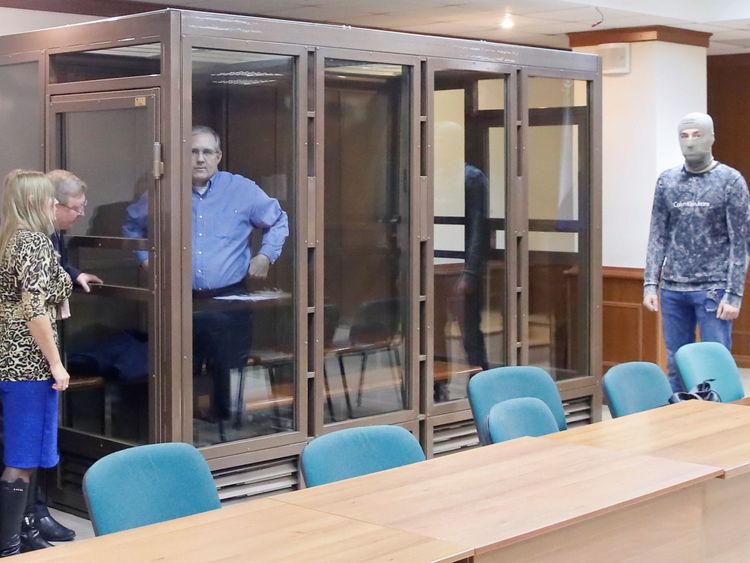 M. Whelan a comparu devant un tribunal dans une cellule de verre