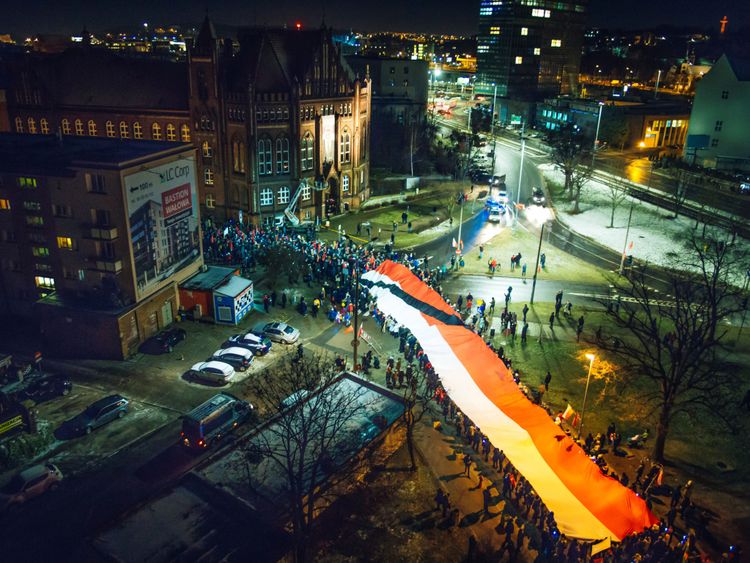 Des milliers de personnes ont pris part à une procession avant l'enterrement