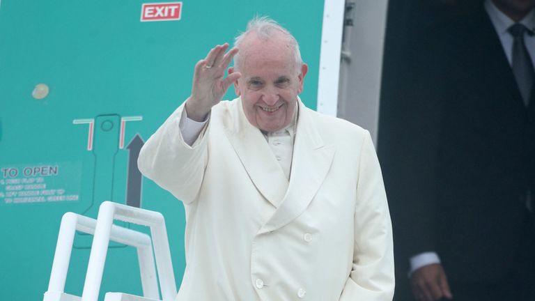 Le pape François est accueilli à son arrivée à l'aéroport de Knock 
