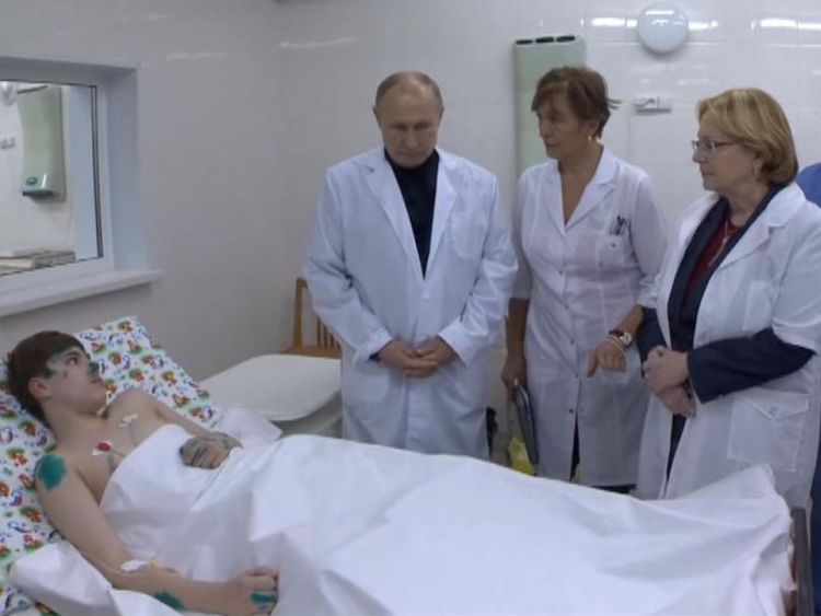 Vladimir Poutine visite le site d'une explosion de gaz dans la ville de Magnitogorsk, dans le sud de la Russie