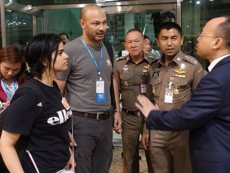 L'adolescent saoudien Rahaf Mohammed al-Qunun est accueilli par les autorités de l'immigration thaïlandaise dans un hôtel situé à l'aéroport de Suvarnabhumi à Bangkok
