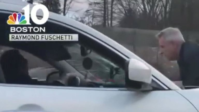 Richard Kamrowski a été filmé accroché à l'avant de la voiture alors qu'elle roulait à une vitesse pouvant atteindre 70 km / h. Pic: NBC10 Boston
