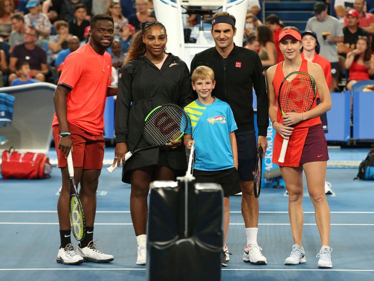 Frances Tiafoe et Serena Williams (à gauche) ont affronté Roger Federer et Belinda Bencic (à droite) à la Hopman Cup