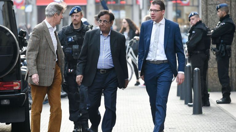 L'avocat pakistanais Saiful Mulook (C), escorté par la police, arrive à La Haye après avoir fui le Pakistan