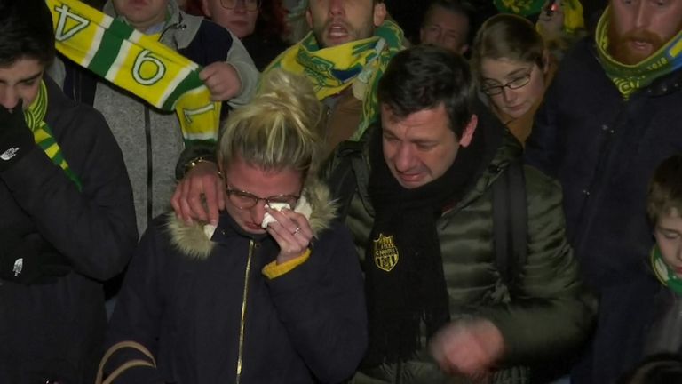 Réunis sur la place Royale à Nantes, les supporters ont agité des banderoles, allumé des fusées éclairantes et scandé le nom de Sala.