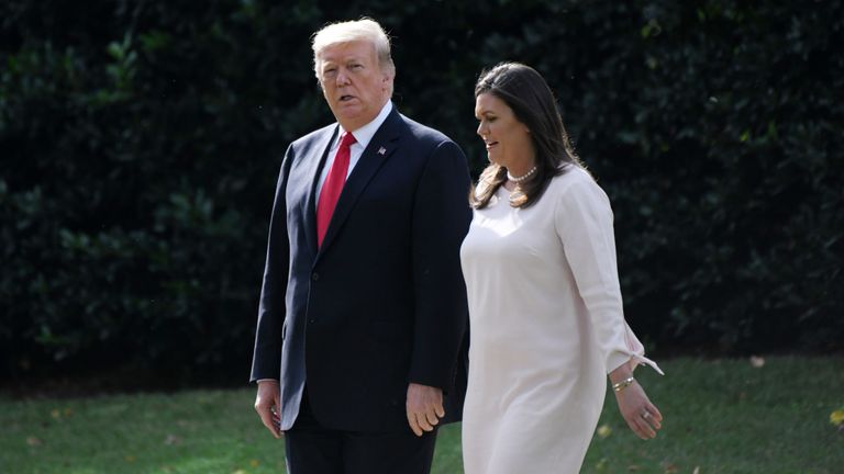 Le président des États-Unis, Donald Trump, se promène avec la secrétaire de presse de la Maison-Blanche, Sarah Huckabee Sanders, alors qu'ils quittent la Maison-Blanche à côté de la pelouse et se dirigent vers Marine One, en route pour Council Bluffs, dans l'Iowa, pour une "Make America Great Again". rassemblement le 9 octobre 2018 à Washington DC