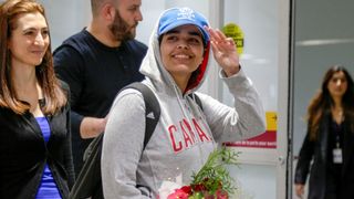 Rahaf Mohammed al Qunun arrive à l'aéroport international Pearson de Toronto, Ontario, Canada, le 12 janvier 2019 "srcset =" https://e3.365dm.com/19/01/320x180/skynews-saudi-rahaf-canada_4544316.jpg ? 20190112155245 320w, https://e3.365dm.com/19/01/640x380/skynews-saudi-rahaf-canada_4544316.jpg?20190112155245 640w, https://e3.365dm.com/19/01/736x414/skynews -saudi-rahaf-canada_4544316.jpg? 20190112155245 736w, https://e3.365dm.com/19/01/992x558/skynews-saudi-rahaf-canada_4544316.jpg?20190112155245 992w, https://e3.365dm.com /19/01/1096x616/skynews-saudi-rahaf-canada_4544316.jpg?20190112155245 1096w, https://e3.365dm.com/19/01/1600x900/skynews-saudi-raudi-rahaf-canada_4544316.jpg?s encore une fois : //e3.365dm.com/19/01/1920x1080/skynews-saudi-rahaf-canada_4544316.jpg? 20190112155245 1920w, https://e3.365dm.com/19/01/2048x1152/skynews-saudi-rahaf- canada_4544316.jpg? 20190112155245 2048w "tailles =" (largeur minimale: 900px) 992px, 100vw
