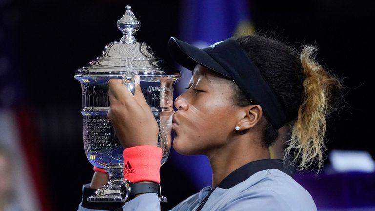 Naomi Osaka, du Japon, détient le trophée US Open après avoir vaincu Serena Williams, des États-Unis 