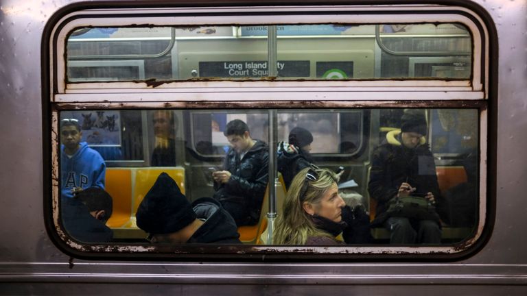 Les passagers prennent le train à la station de métro Seventh Avenue à New York