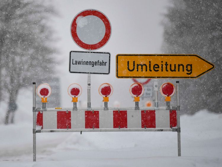 La neige abondante a frappé de vastes régions d'Europe et des routes ont été fermées
