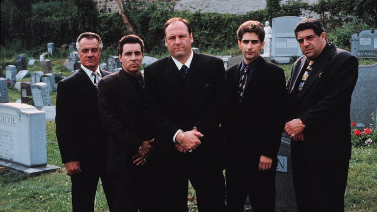 Tony Soprano, interprété par le regretté James Gandolfini, avec son équipe dans une publicité de la série télévisée