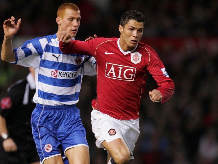 Steve Sidwell bat Cristiano Ronaldo dans un match nul de la FA Cup